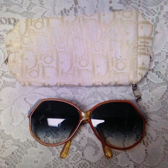 Christian Dior, Germany Oversized Sunglasses with Case - Picture 2 of 9